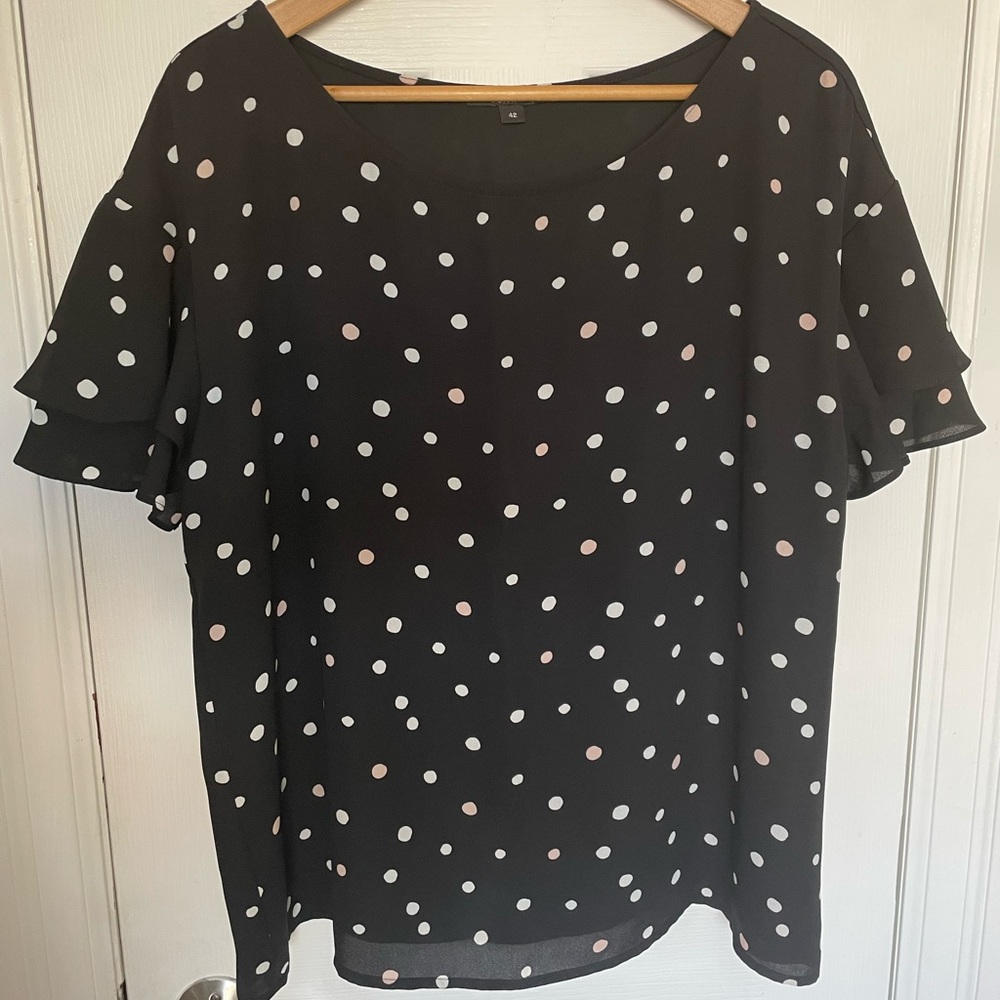 Short sleeve silky blouse. Block with cream polka dots